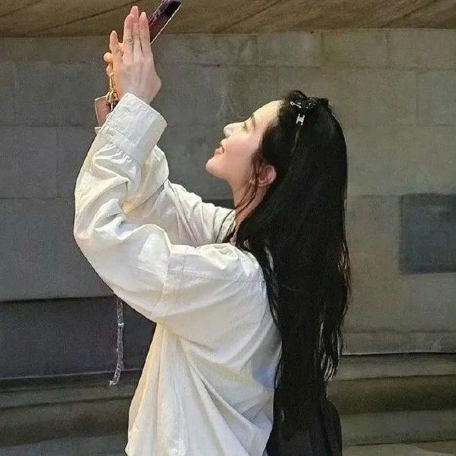刘诗诗圣家堂被偶遇,穿白色衬衫搭配白色半身裙,被赞“白月光”