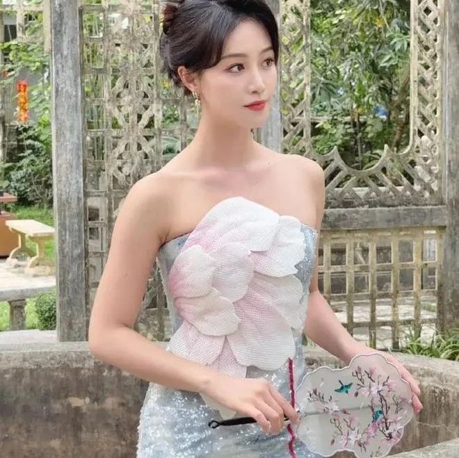 蓝盈莹示范夏日穿中式长裙!3套国风修身长裙好美,身材被低估了