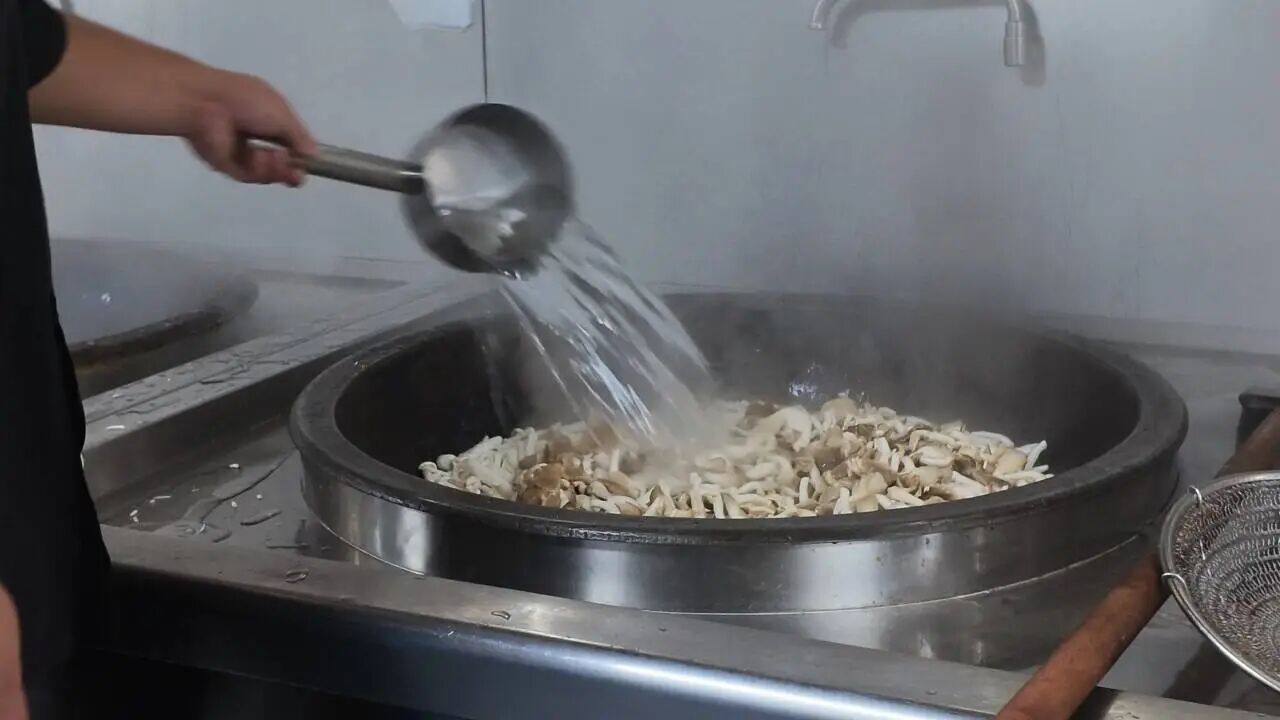 烟火守微光｜一份热饭的背后，是一群人的披星而起  (图4)