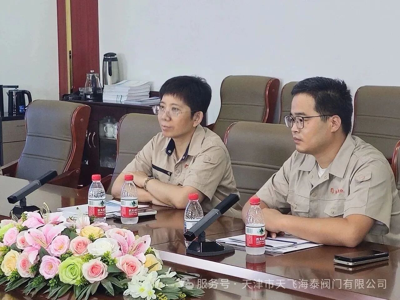天飞海泰阀门有限公司总经理（左）