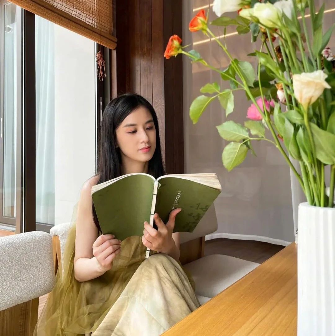 黄圣依离婚后杀疯了,出国留学成董明珠学妹?她才是人间清醒