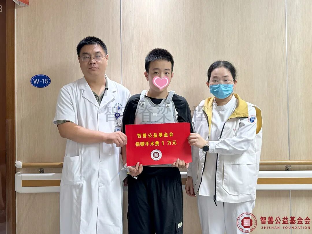 38郑州市骨科医院孟长涛医生（左一）、爱心志愿者孙静娜将智善公益基金会捐赠的1万元转交给河南商丘睢县患者施怡帆.jpg