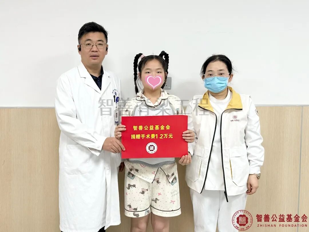 29郑州市骨科医院（左起）卢坤医生、爱心志愿者孙静娜将智善公益基金会捐赠的1.2万元转交给河南驻马店西平县患者刘若彤.jpg