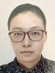 Une image contenant Visage humain, personne, portrait, Front

Le contenu généré par l’IA peut être incorrect.