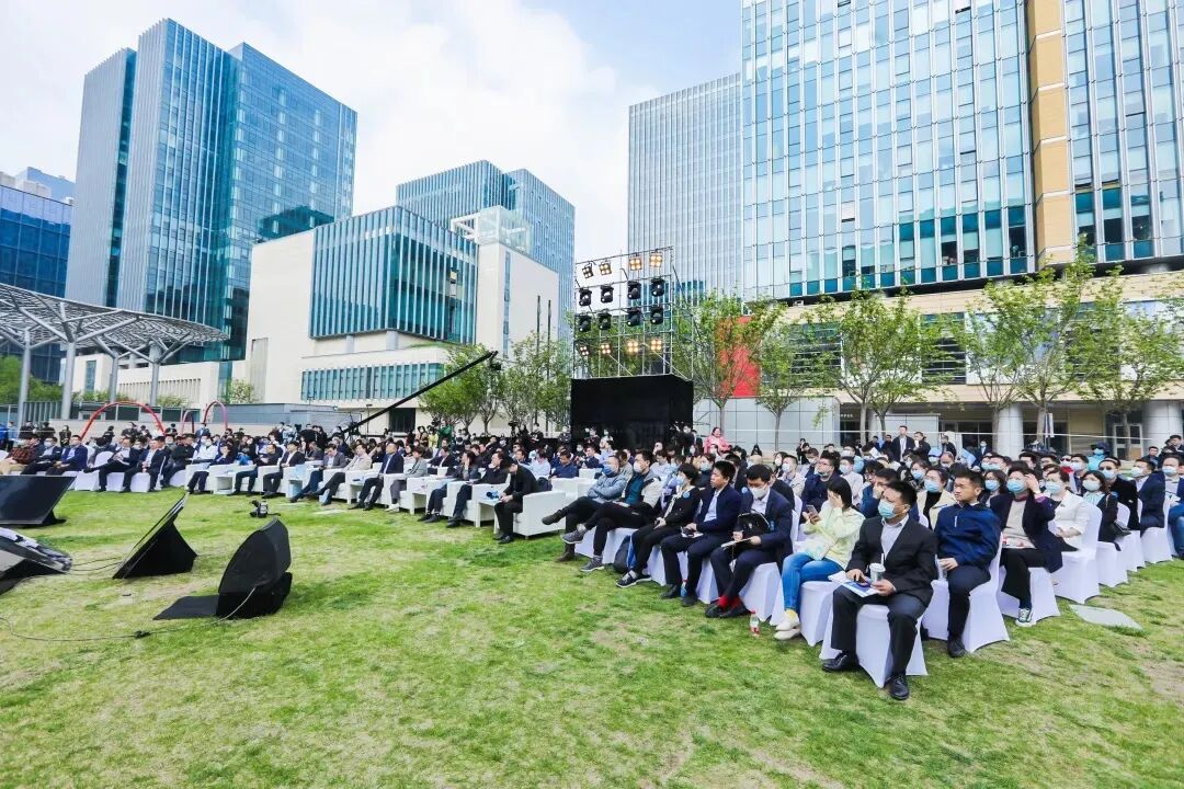 4月22日，200多行业嘉宾共同参与见证了“数智ONE”的成果发布，来自华为、软通等科技公司企业家发表了智慧园区的真知灼见，12个体验站，21个打卡点，吸引了500人次打卡中关村壹号智慧园区。6个直播平台同步直播，累计吸引128万人次线上观看.png