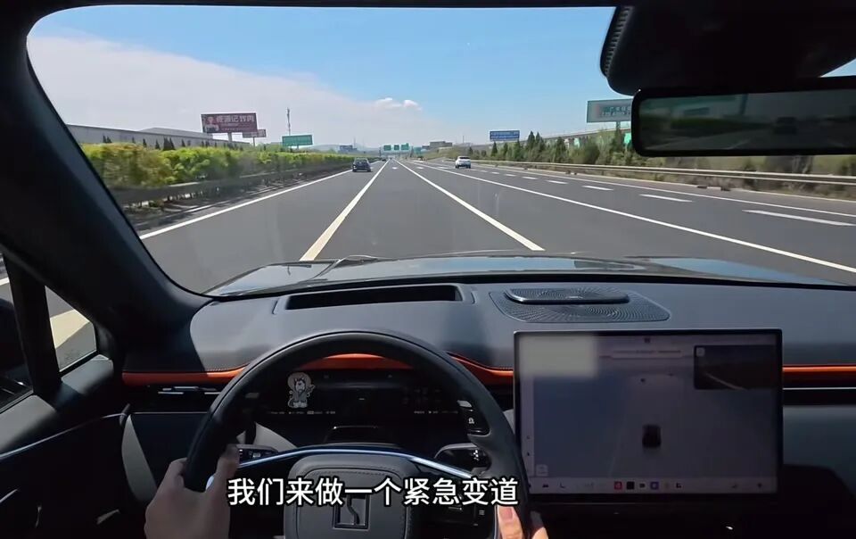 紧急变道，展示车辆操控稳定性