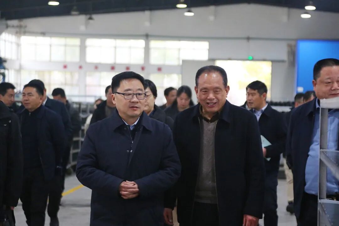 蘄春縣縣委書(shū)記胡安元、縣長(zhǎng)陳丹及相關(guān)領(lǐng)導(dǎo)一行蒞臨小公牛鞋業(yè)有限公司調(diào)研考察