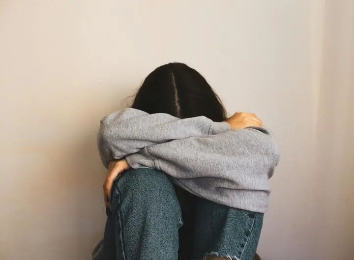 抱头 蹲着 女性.jpg
