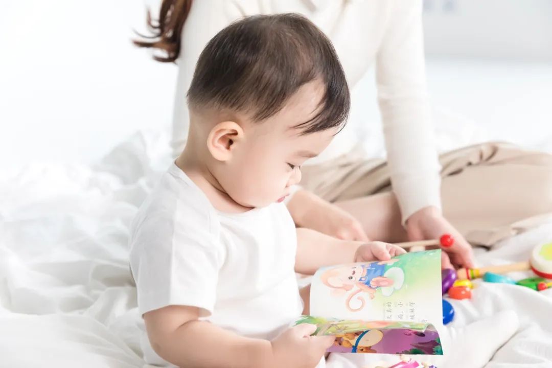 摄图网_501154824_婴儿翻阅书籍（企业商用）(1).jpg