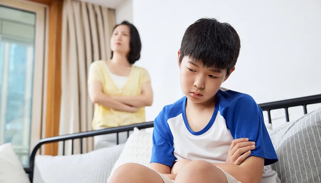 摄图网_507720512_孩子发生矛盾不开心(企业商用)_看图王.jpg
