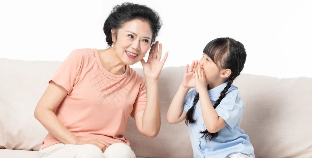 摄图网_501386080_奶奶听孙女说话（企业商用）(1).jpg