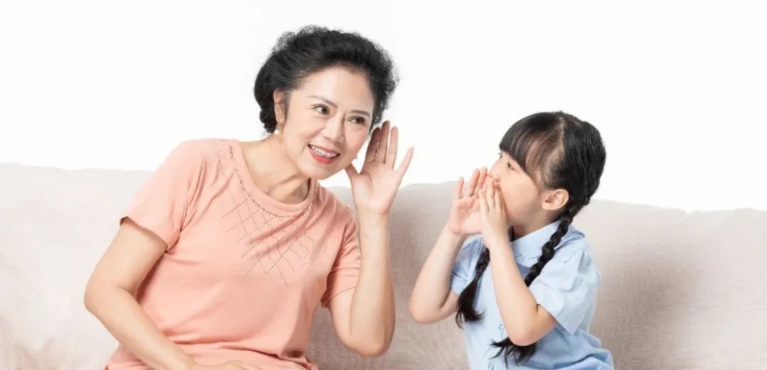 摄图网_402160665_母亲陪伴孩子给孩子读书插画（企业商用）(1).jpg