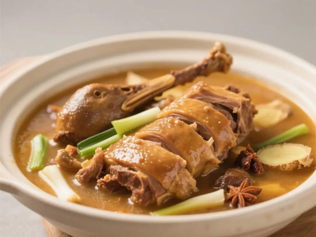 炖大鹅美食，秋冬餐饮，温暖大气风格，棕黄主色调
