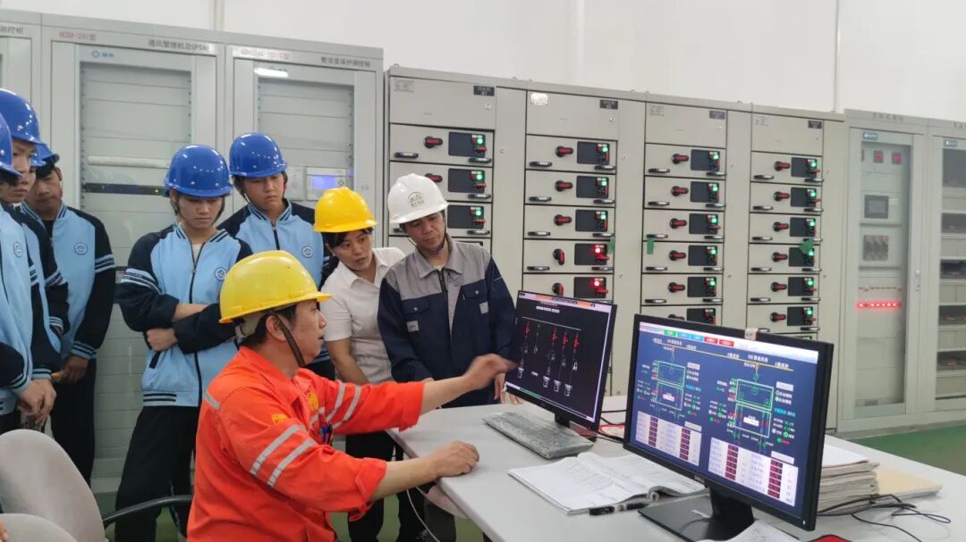 10.2.机电专业学生赴大任工业园实地参观智能化生产线.jpg
