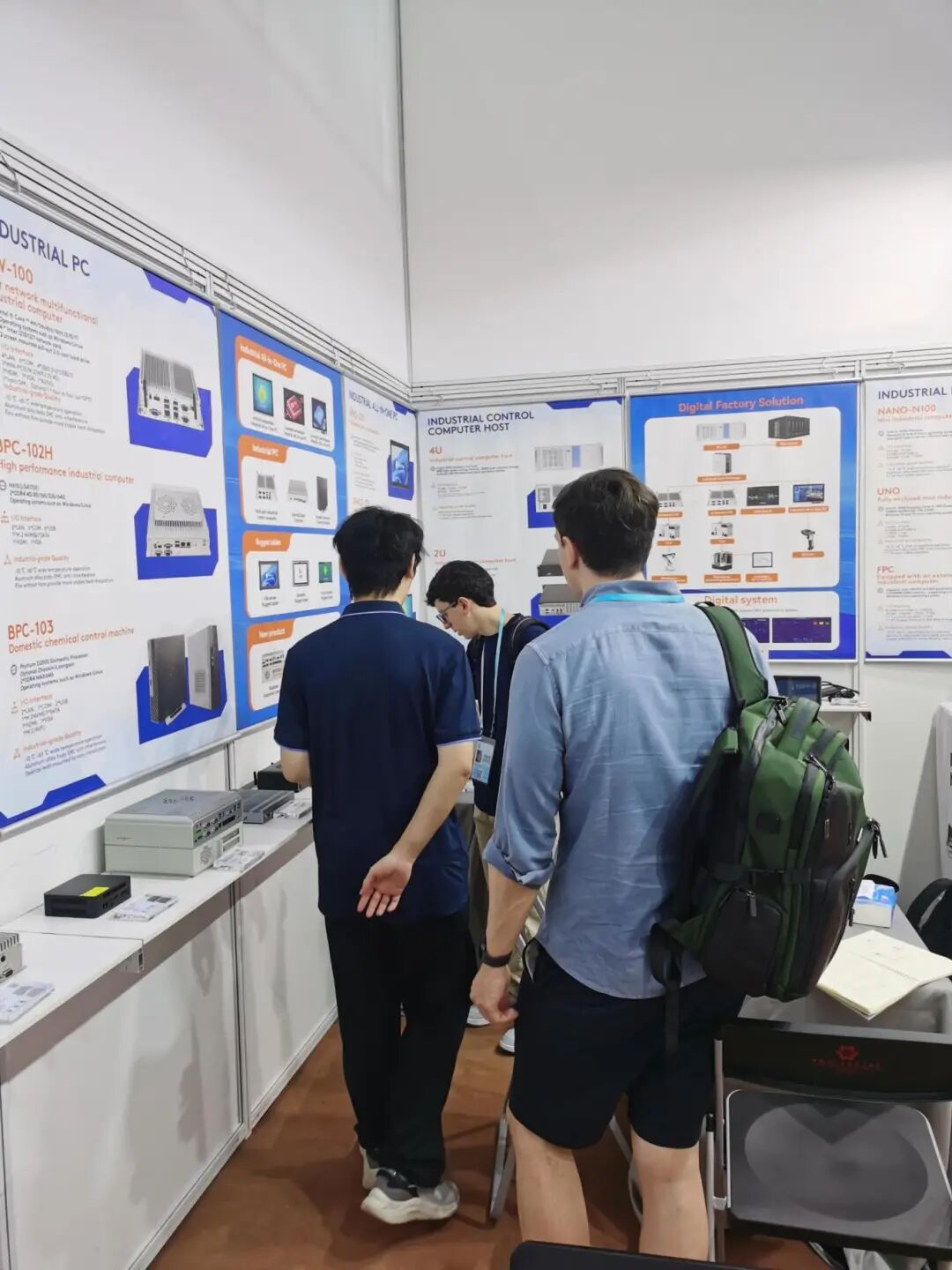 觸摸一體機(jī)