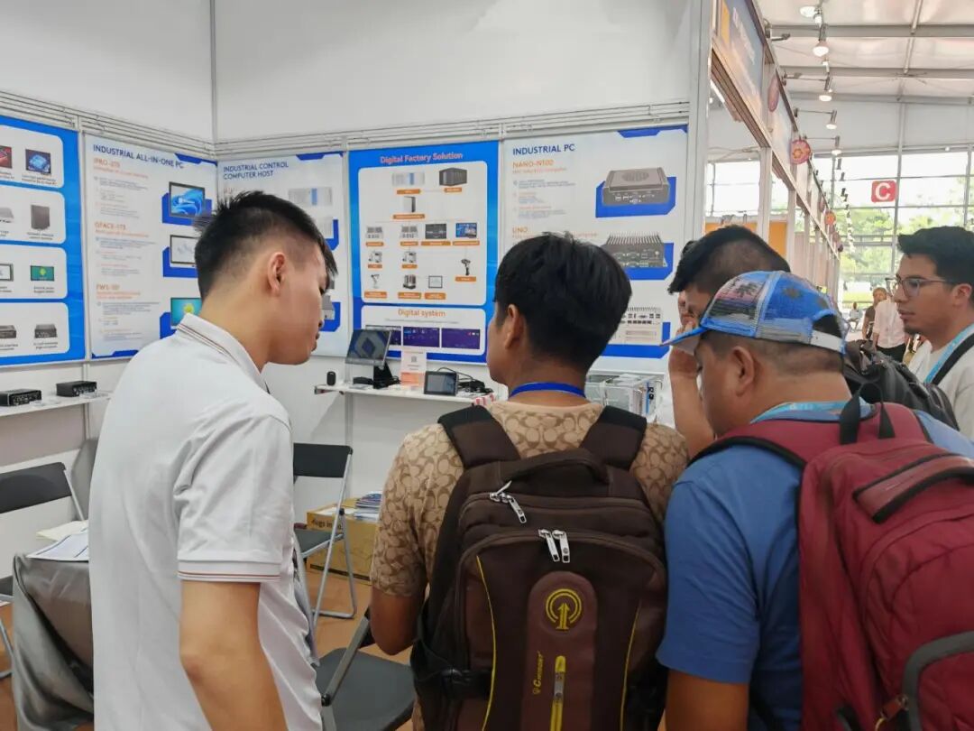 觸摸一體機(jī)