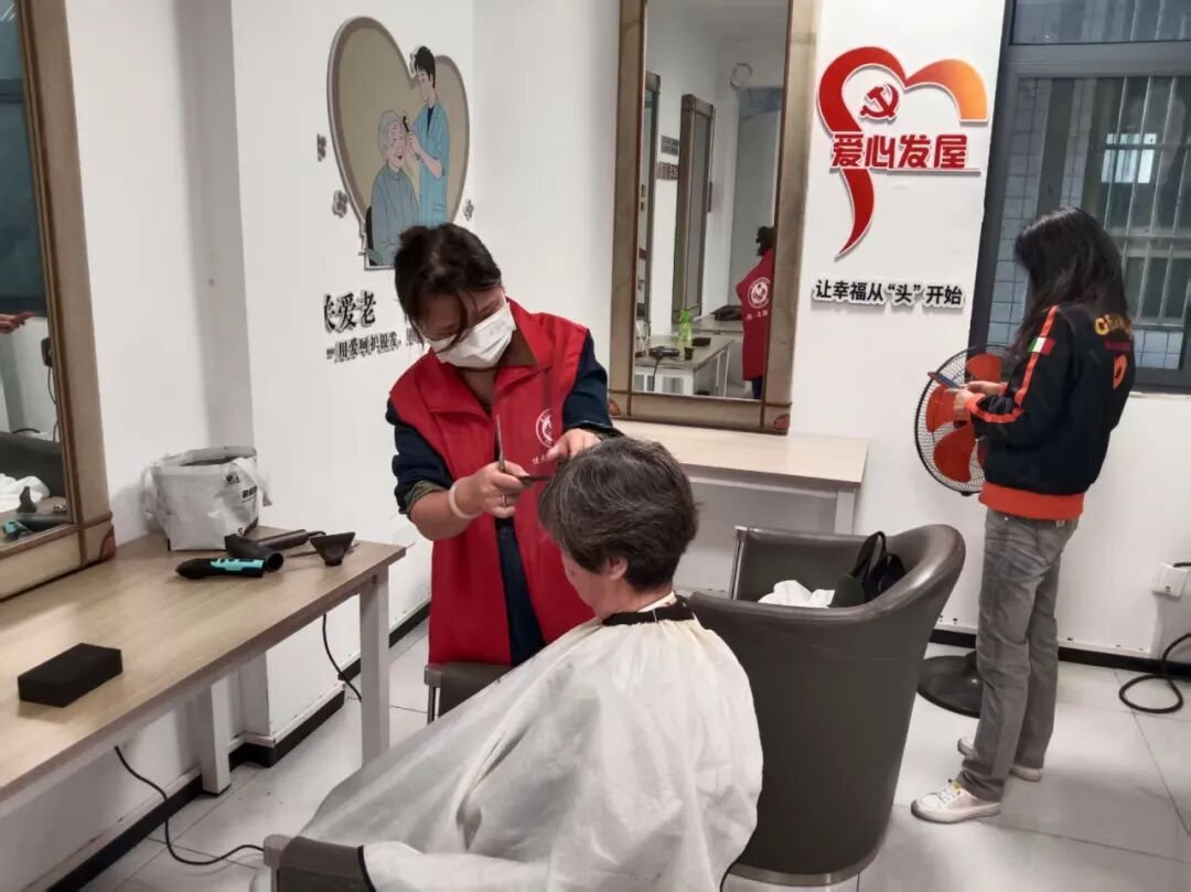 情暖国庆，从“头”出发 丨 “我们·长友理”社区公益联盟会员单位木子造型开展爱心发屋常态化义剪服务
