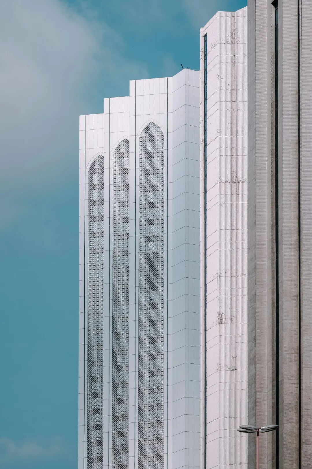 gray concrete building