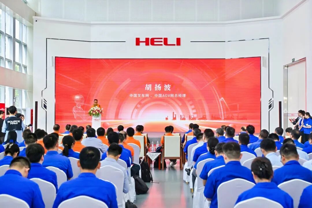 6、中国叉车网、中国AGV网总经理胡扬波 作万里行介绍.jpg