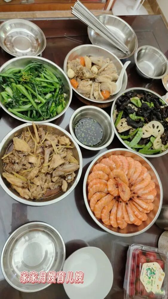 月嫂为产妇提供专业护理