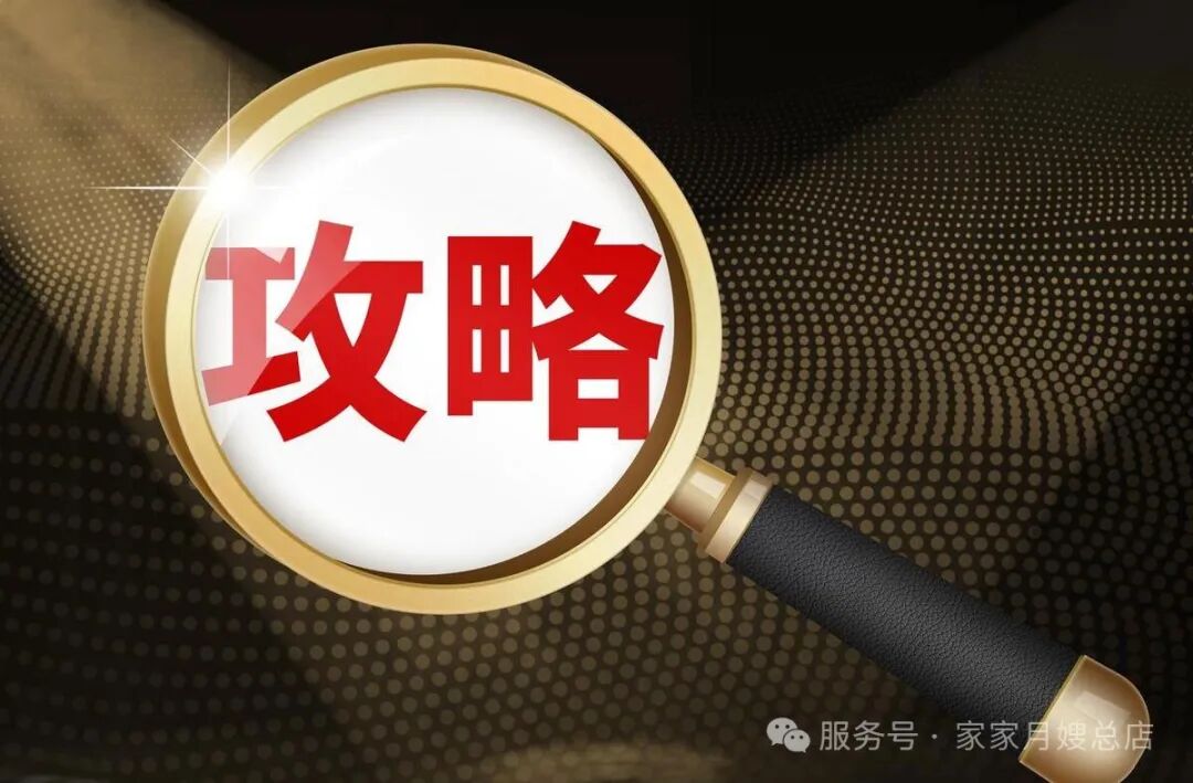 一张温馨的图片，月嫂正在为宝妈进行肩颈按摩，旁边宝宝安睡