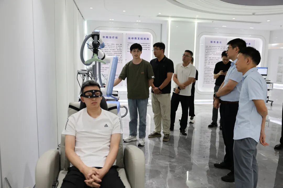 照片2：参观现场.JPG