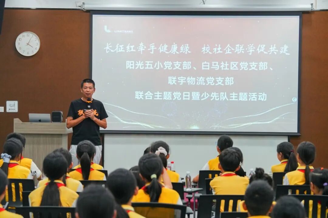 联宇物流创始人张逸瑜（Nicky）给孩子们讲述经纬梦想室的故事