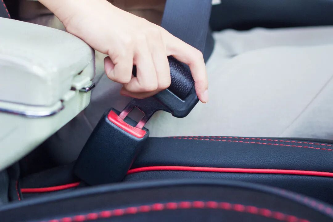 千库网_开车系安全带_摄影图编号81666.jpg