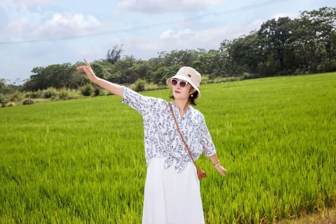 扇扇风解锁夏日凉感穿搭,中年女性夏季必备的“清凉感”穿搭，简约、舒适还高级