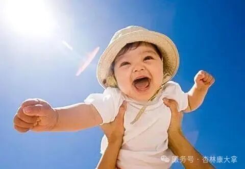 如何让孩子科学的晒太阳|宝宝|维生素D|紫外线_新浪新闻