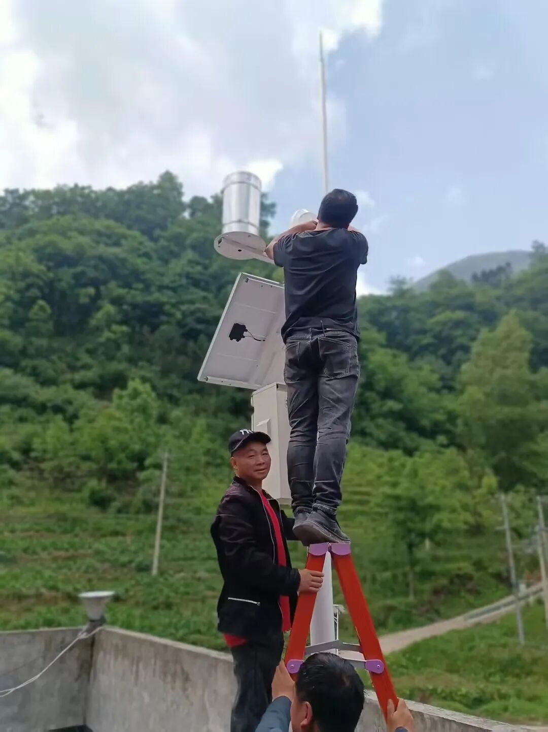 山区安装雨量监测站
