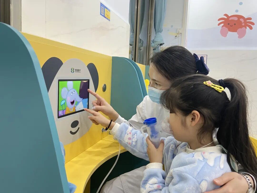 医院雾化机怎么用特色诊疗 ｜ 平南县人民医院多媒体智能雾化机，让孩子快乐治疗！_https://www.jmylbn.com_新闻资讯_第3张
