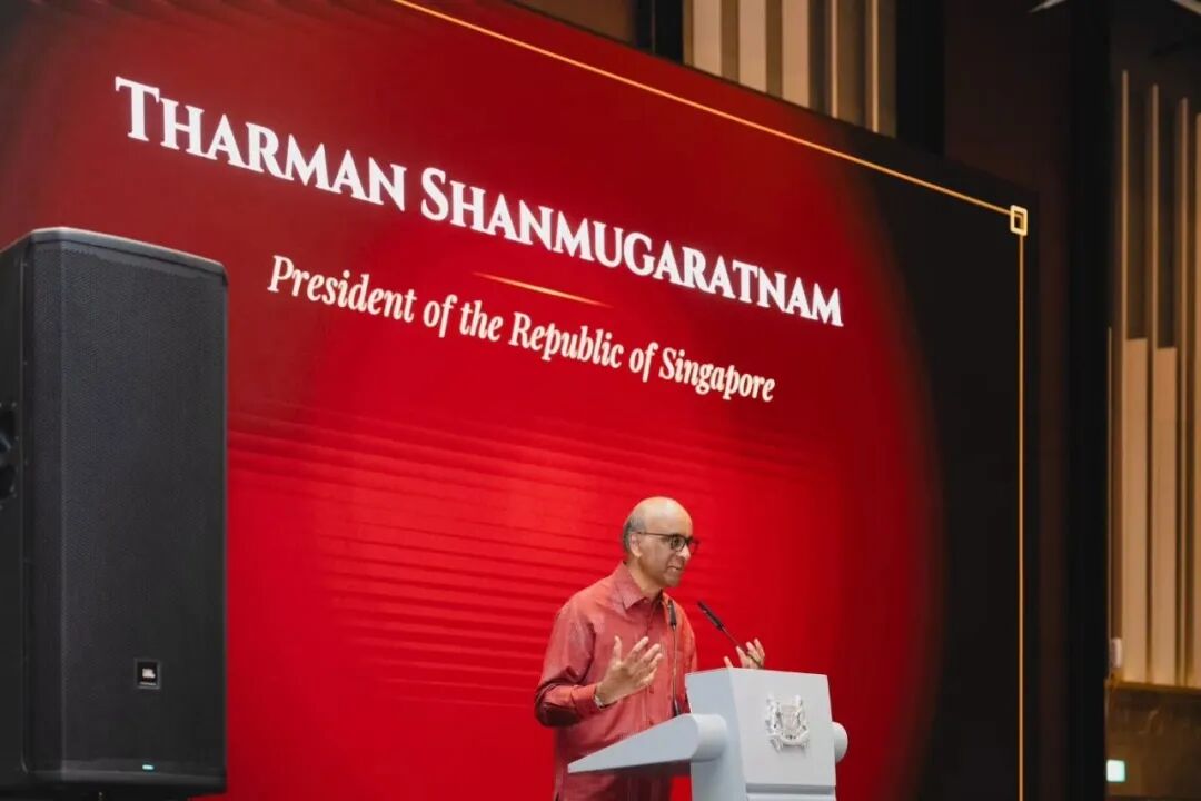 可能是包含下列内容的图片：音箱、讲台和上面的文字是“THARMAN President SHANMUGARATMAM ofthe of the Republic of Singapore T”