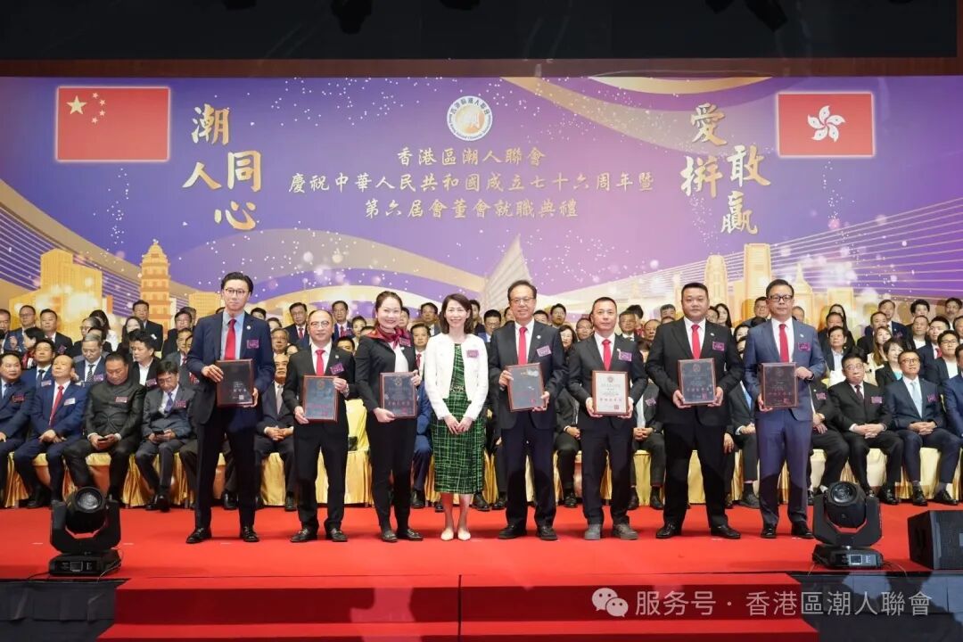 一群人站在台上

AI 生成的内容可能不正确。