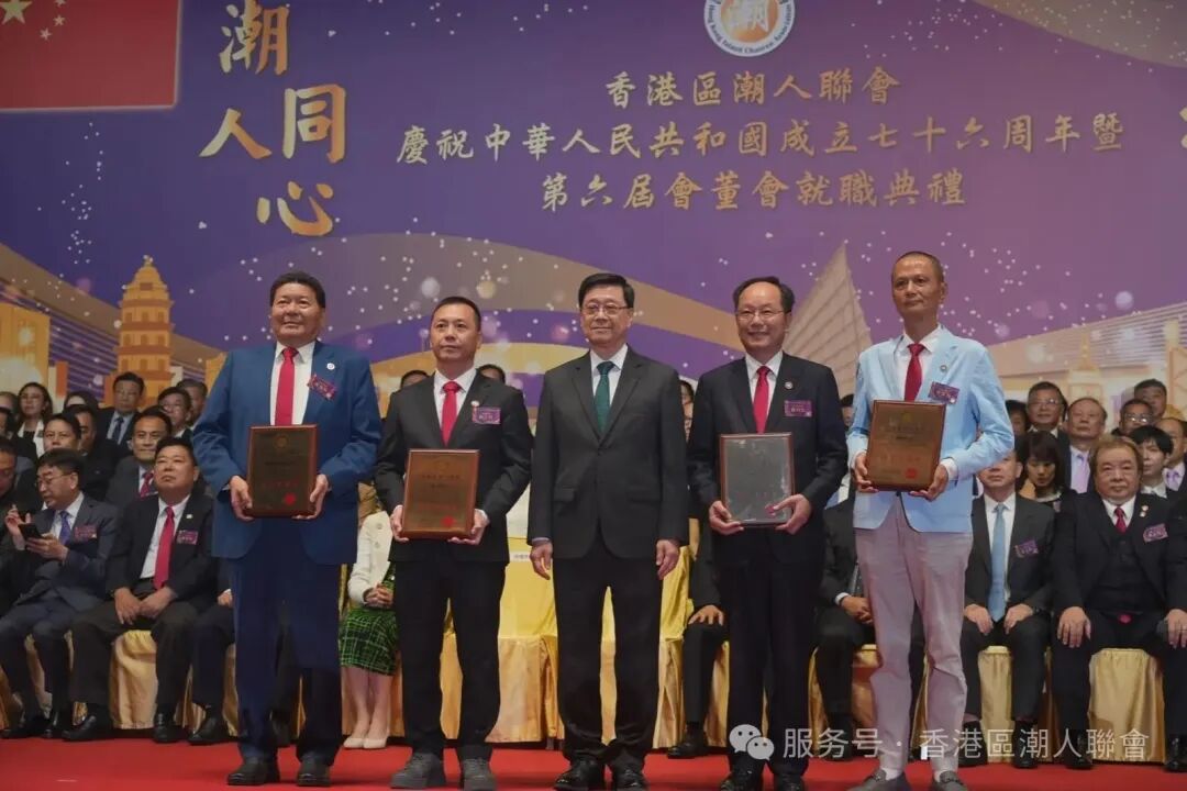 一群人站在一起

AI 生成的内容可能不正确。