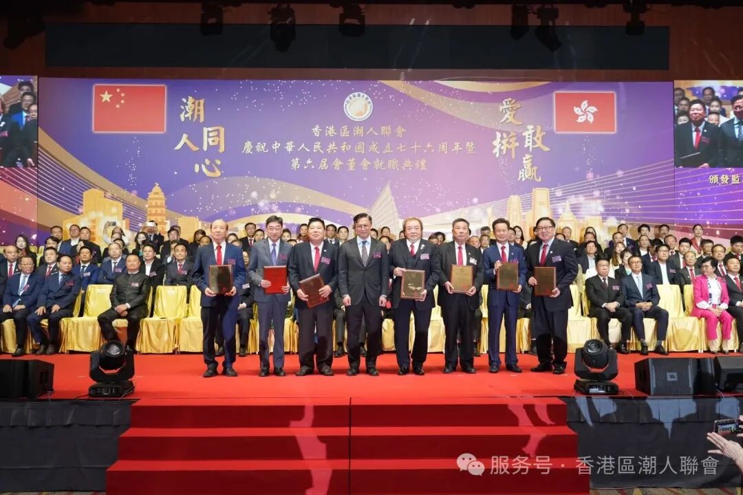 一群人站在台上

AI 生成的内容可能不正确。