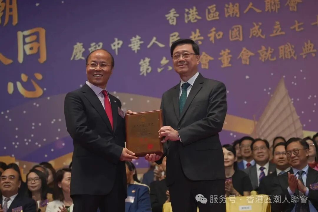 一群穿着西装笔挺的男子与配字 AI 生成的内容可能不正确。