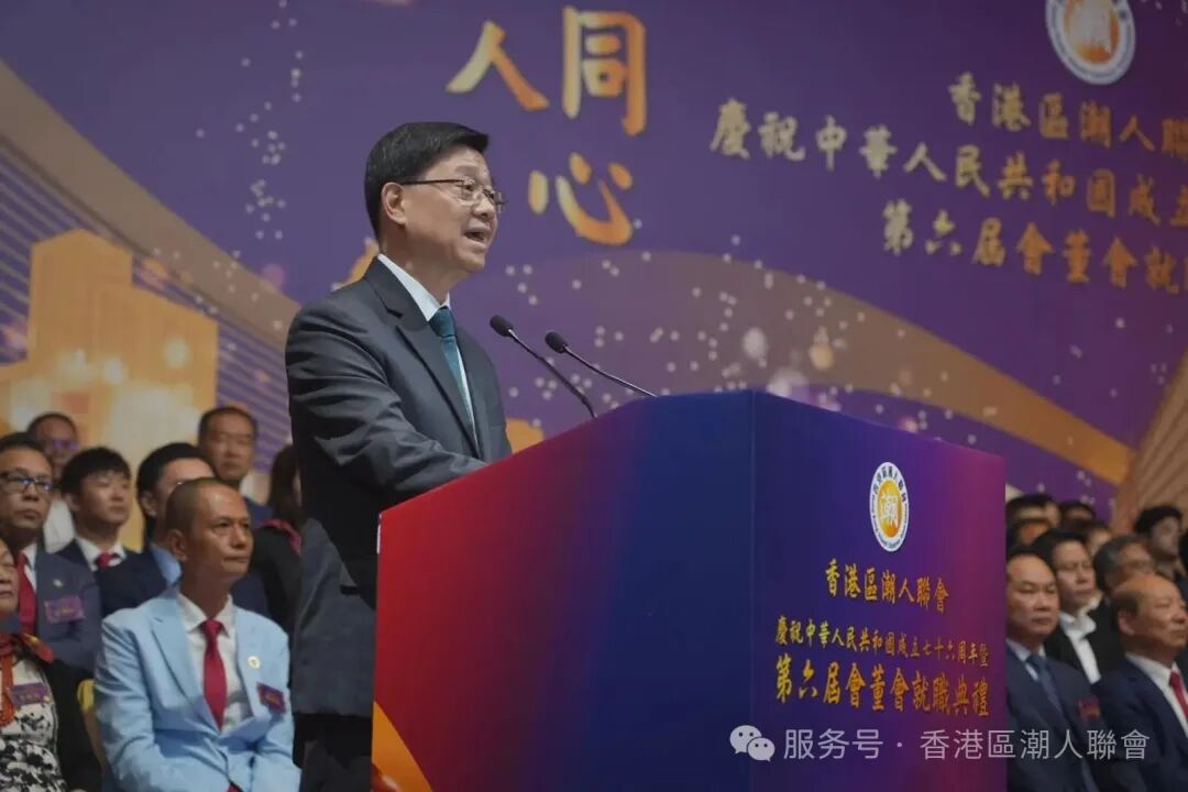 人们在看台上的人和穿西装 AI 生成的内容可能不正确。