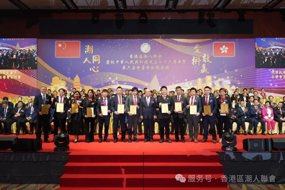 一群人站在台上

AI 生成的内容可能不正确。