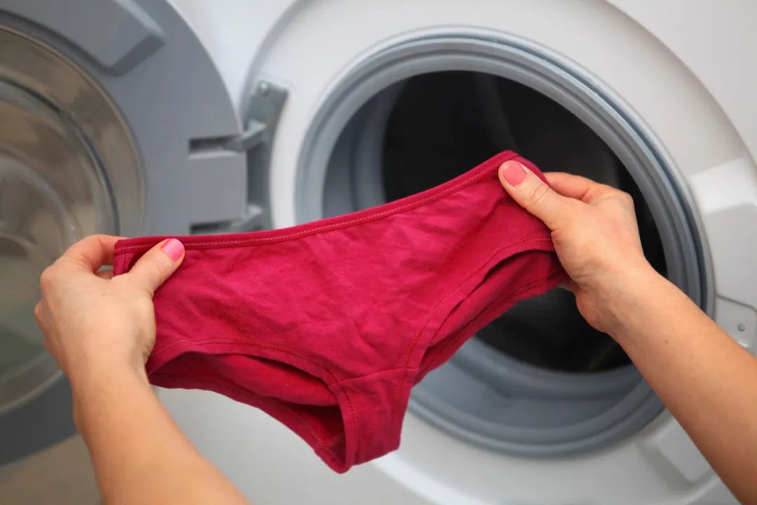 60岁大爷内衣袜子混洗感染股癣,内裤能和袜子混洗吗？家有老人小孩的快来看！