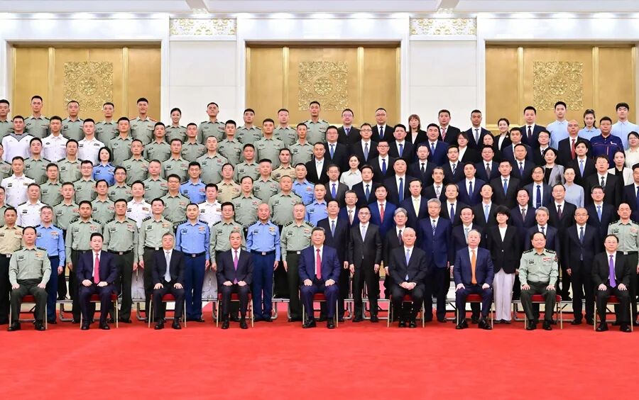 9月17日，党和国家领导人习近平、蔡奇等在北京人民大会堂接见中国人民抗日战争暨世界反法西斯战争胜利80周年纪念活动筹办工作各方面代表。