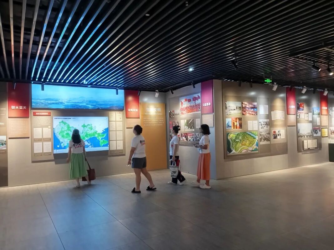 （新中国建设展区参观学习）