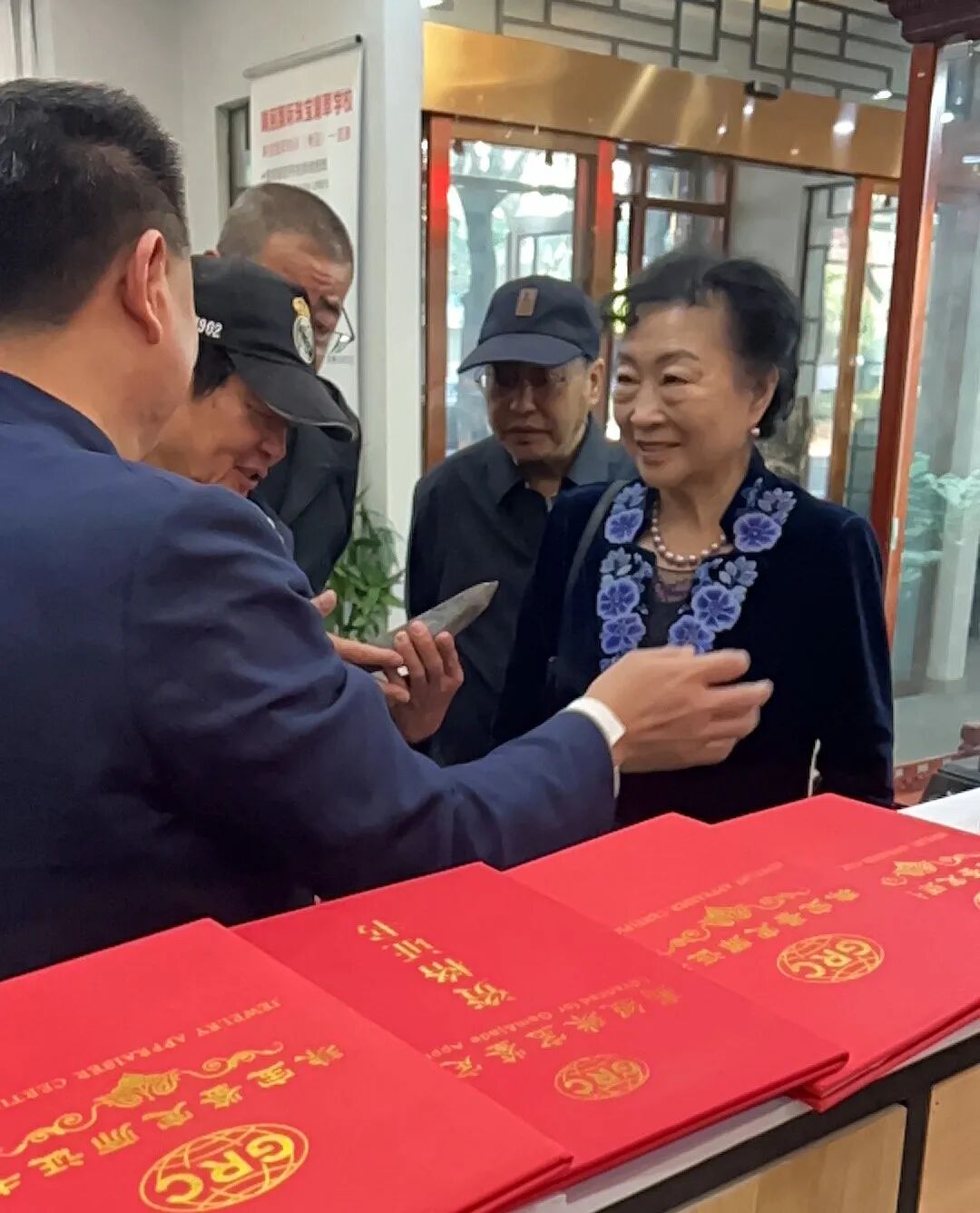 <strong>重磅！原文化部副部长赵少华莅临瑞丽珠宝学校考察，为非遗文创指引方向！</strong>