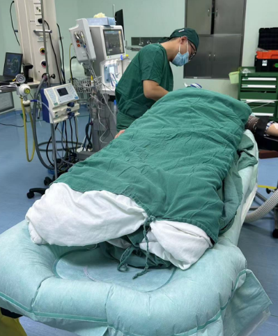 无影灯有什么特点“一科一特色”展播 ｜ 手术室优质护理服务——无影灯下温暖的“手护”_https://www.jmylbn.com_新闻资讯_第5张