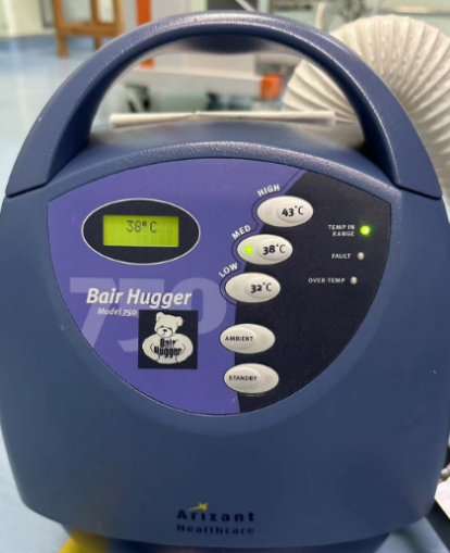 无影灯有什么特点“一科一特色”展播 ｜ 手术室优质护理服务——无影灯下温暖的“手护”_https://www.jmylbn.com_新闻资讯_第11张