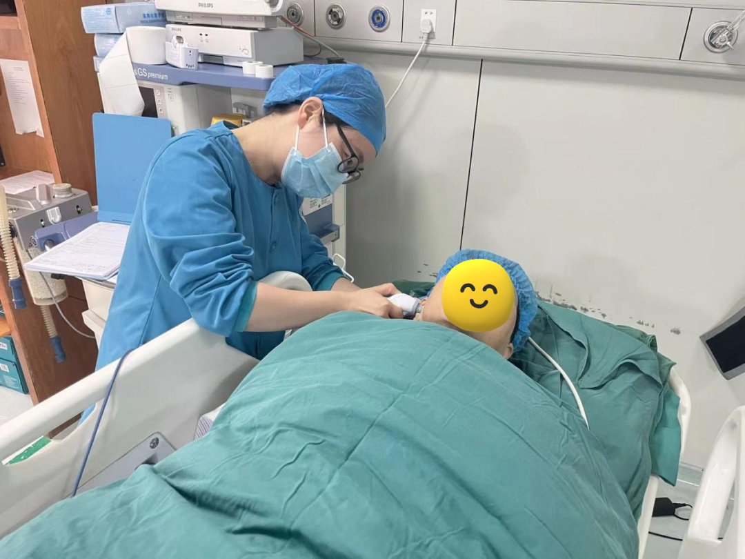 无影灯有什么特点“一科一特色”展播 ｜ 手术室优质护理服务——无影灯下温暖的“手护”_https://www.jmylbn.com_新闻资讯_第13张