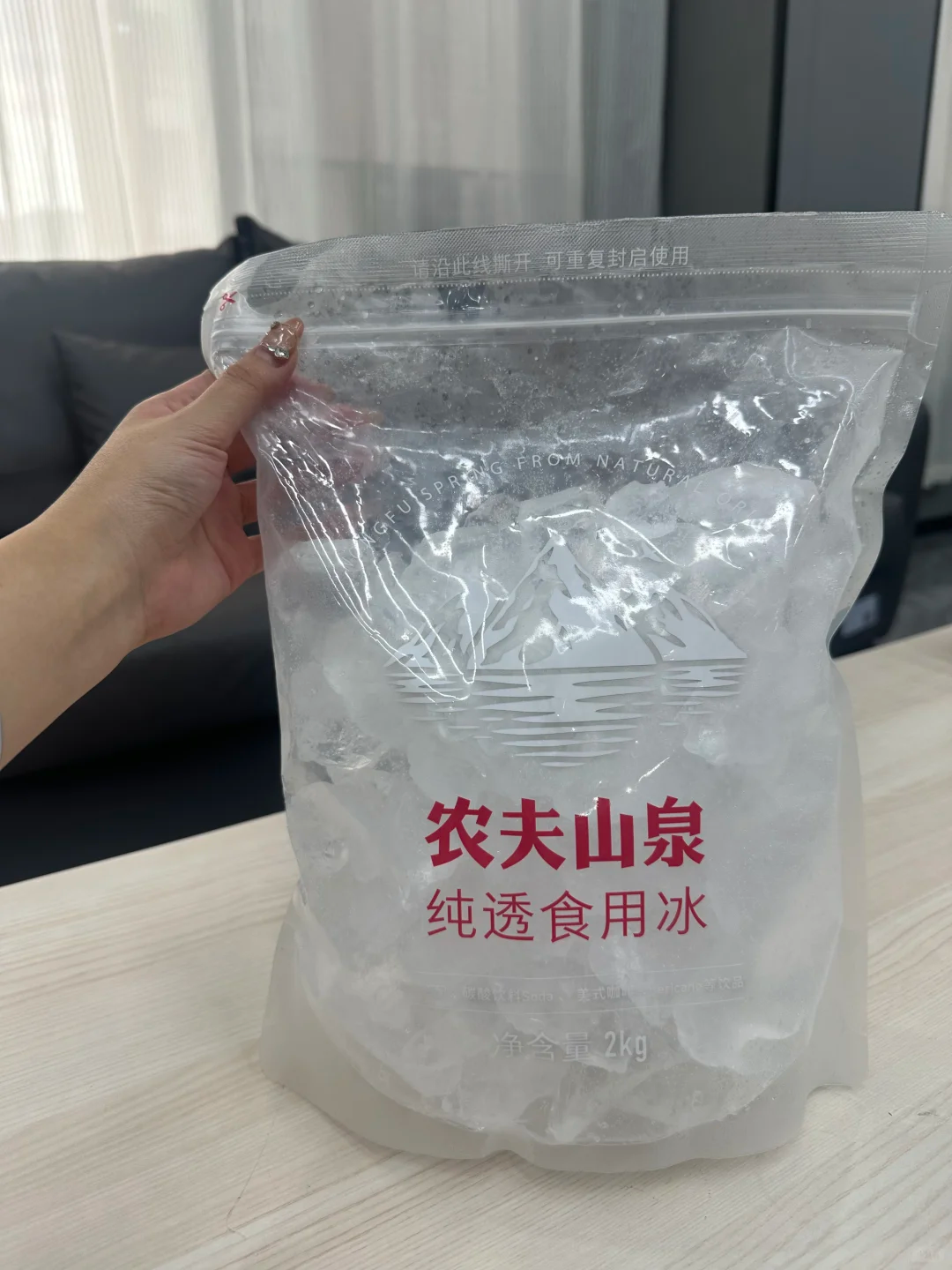 农夫山泉“天价”冰块是不是智商税,当农夫山泉把水冻成 22.8 元一袋的冰块：是消费升..