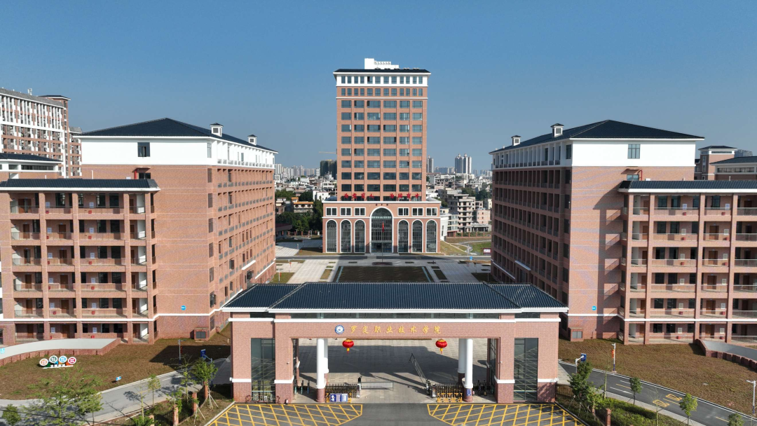 西校区大门照.png