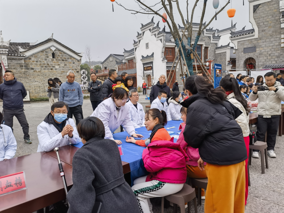 荆门市口腔医院走进民主街开展暖心义诊