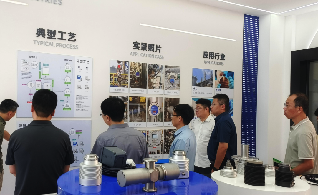 楚一测控技术团队为中国氯碱协会来访嘉宾进行产品典型工艺介绍
